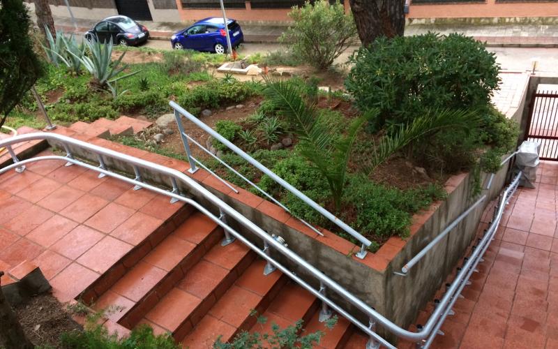 Pujaescales Redlift Garden per escales exteriors amb corves